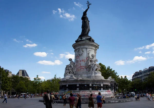 Paris 'teki Cumhuriyet Meydanı' ndaki Andre Tollet heykelinin görüntüsü. İnsanlar onun etrafında takılıyor.