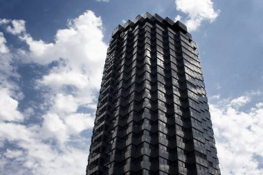 Barcelona 'daki ünlü İspanyol bankasının arka planı bulutlu mavi gökyüzü manzaralı alt manzarası. Güneşli bir yaz günü..