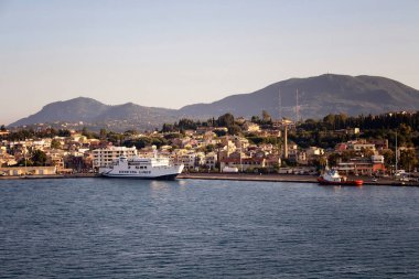 Gemiler ve Korfu (Kerkyra) kasabası manzarası. Yunanistan 'ın kuzeybatı kıyısında, İyon Denizi' nde bir ada. Kültürel mirası Venedik, Fransız ve İngiliz yönetimini yansıtıyor.