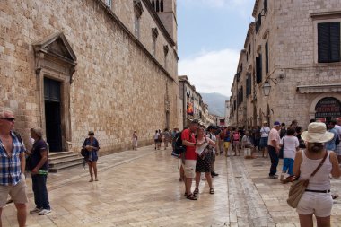 Birçok turist Dobrovnik 'in eski kasabasında sokakta yürür. Hırvatistan 'ın güneyinde Adriyatik Denizi' ne bakan bir şehir..