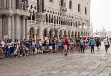 Birçok turist Venedik 'teki Saint Mark Bazilikası' na (San Marco) girmek için sırada bekliyor. Mağara yaldızlı bir iç yapısı, sayısız mozaiği ve bir inşaat müzesi olan ikon katedrali..