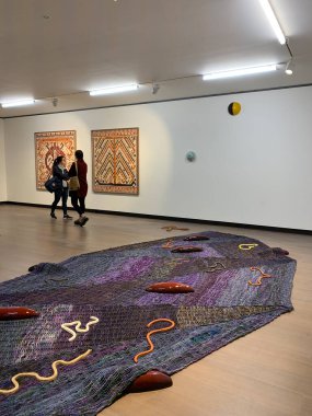 İstanbul Resim ve Heykel Müzesi 'nde 16. İstanbul Bienali' ni ziyaret eden kadınların görüntüsü.