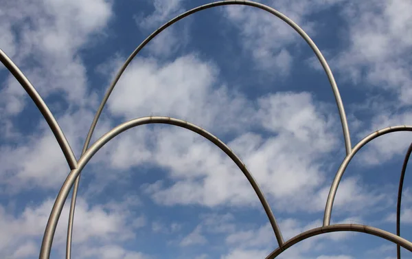 Вид Современную Скульптуру Фоне Облачного Голубого Неба Порту Барселоны Получил — стоковое фото