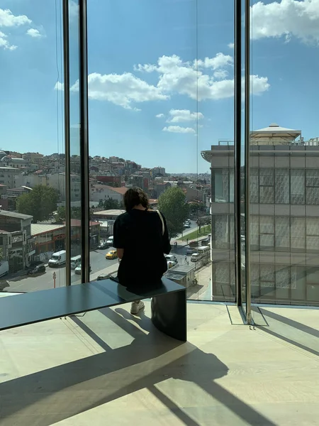 Вид Женщины Сидящей Скамейке Недавно Открывшемся Музее Современного Искусства Стамбуле — стоковое фото