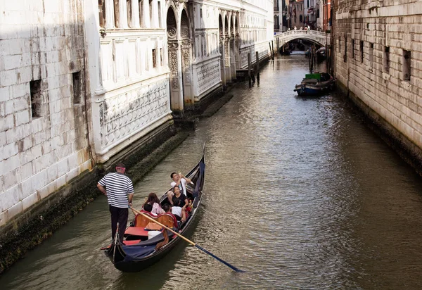 Grupo Turistas Asiáticos Montando Góndola Canal Entre Edificios Antiguos Históricos — Foto de Stock