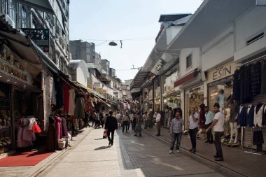 Kapalıçarşı yakınlarındaki İstanbul 'un Mahmutpasa bölgesindeki insanların görüntüsü.