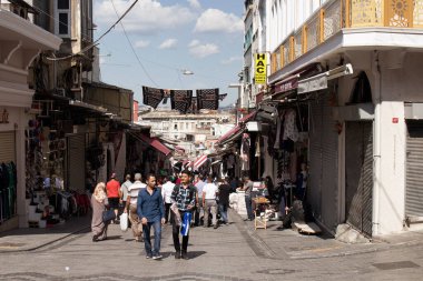 Kapalıçarşı yakınlarındaki İstanbul 'un Mahmutpasa bölgesindeki insanların görüntüsü.