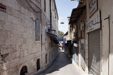 İstanbul 'un Eminonu / Sirkeci bölgesindeki tarihi, dar sokaklar ve kapalı mağazaların manzarası.