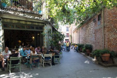 İstanbul 'un popüler semti Karaköy' deki ünlü kafede insanlar güzel havanın keyfini çıkarıyor.