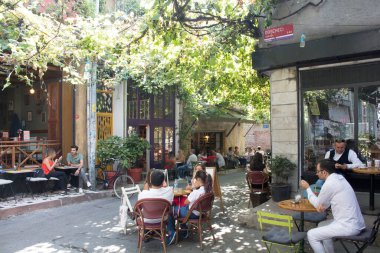 İstanbul 'un popüler semti Karaköy' deki ünlü kafede insanlar güzel havanın keyfini çıkarıyor.