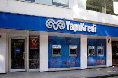 Türkiye 'de ulusal bir özel bankanın şube görüşü. Görüntü, İstanbul 'un Asya yakasında yer alan Kadıköy' ün Bağdat Bulvarı 'nda çekildi..
