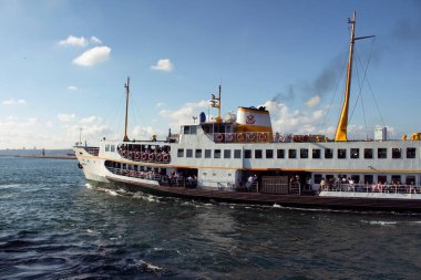İstanbul 'un Asya yakasındaki Kadıköy halk feribot iskelesinden feribot kalkıyor. Güneşli bir yaz günü..