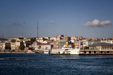 İstanbul 'un Asya yakasındaki Kadıköy rıhtımındaki kamu feribotlarının görüntüsü. Güneşli bir yaz günü..