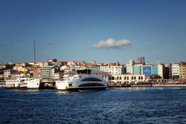 İstanbul 'un Asya yakasındaki Kadıköy rıhtımındaki kamu feribotlarının görüntüsü. Güneşli bir yaz günü..