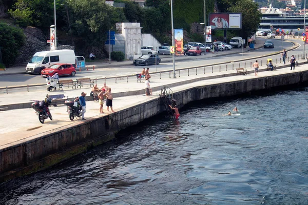 Vista Gente Nadando Por Bósforo Coches Tráfico Están Fondo Día —  Fotos de Stock