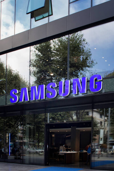 Вид на вход в магазин южнокорейской многонациональной технологической компании. Изображение снято на проспекте Багдат Кадикойского района, расположенного на азиатской стороне Стамбула
.