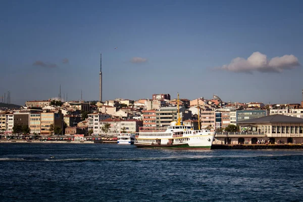 Pohled Veřejné Trajektové Lodě Molu Kadikoy Stanice Asijské Straně Istanbulu — Stock fotografie