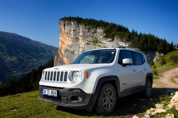 Bir dağın tepesindeki açık hava aracı görüntüsü.