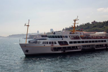 İstanbul 'daki Ortakoy rıhtımından kalkan geleneksel feribot manzarası. Güneşli bir yaz günü..