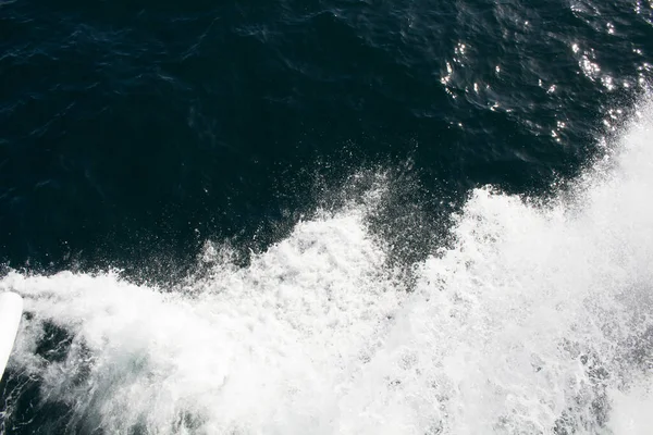 伊斯坦布尔博斯普鲁斯海峡上的泡沫和波浪 — 图库照片