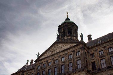 Amsterdam 'daki Kraliyet Sarayı' nın alt manzarasını kapatın. Dam Meydanı 'nın batı tarafında, Amsterdam' ın merkezinde, Savaş Anıtı 'nın karşısında ve Nieuwe Kerk' ün yanında yer alır..