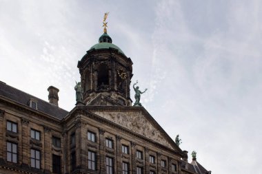 Amsterdam 'daki Kraliyet Sarayı' nın alt manzarasını kapatın. Dam Meydanı 'nın batı tarafında, Amsterdam' ın merkezinde, Savaş Anıtı 'nın karşısında ve Nieuwe Kerk' ün yanında yer alır..