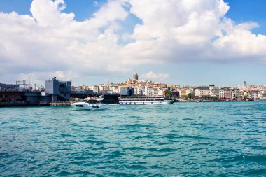 Halic Köprüsü, Galata Kulesi ve geçen tekneler
