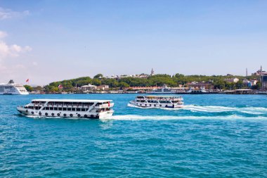 İstanbul 'daki Topkapı Sarayı' nın önünden tur tekneleri geçiyor