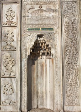 Tophane / İstanbul 'daki eski bir çeşmenin mimari ayrıntıları