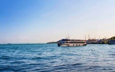 İstanbul 'daki Dolmabahce' den Kabatas rıhtımındaki feribot ve teknelerin görüntüsü