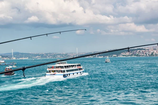 Barco Passa Frente Ponte Halic Istambul — Fotografia de Stock