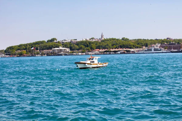 Barco Pesca Frente Palácio Topkapi Istambul — Fotografia de Stock