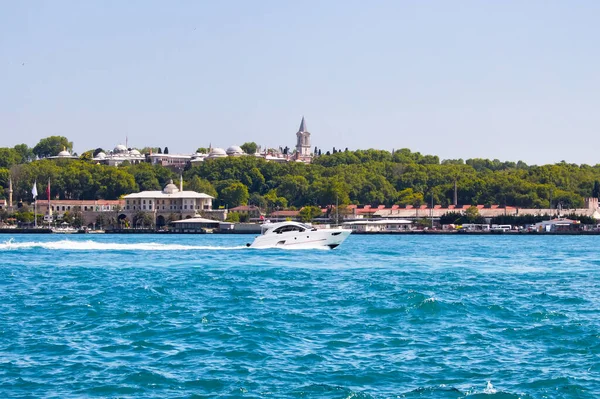 Yacht Περνά Μπροστά Από Παλάτι Topkapi Στην Κωνσταντινούπολη — Φωτογραφία Αρχείου