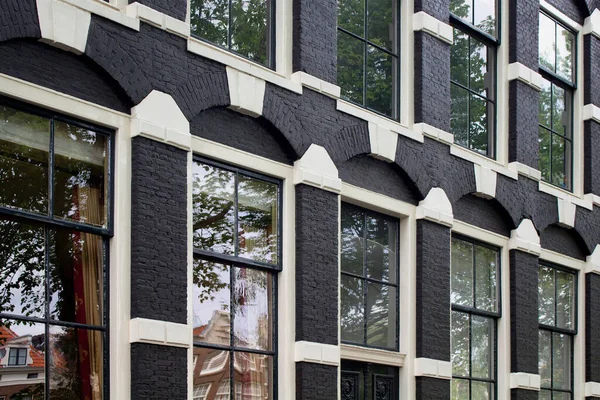 对阿姆斯特丹展示荷兰建筑风格的历史 传统和典型建筑的近距离观察 这是一个阳光灿烂的夏日 — 图库照片