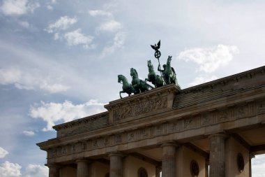 Gün batımında Brandenburger kapısının Berlin 'deki farklı açılardan görüntüsü