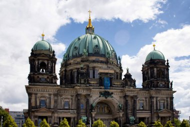 Berlin 'in arka planında bulutlu gökyüzü olan Berliner Dom manzarası. 