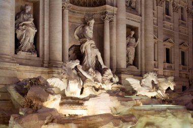 Roma 'da Fontana Di Trevi' nin gece manzarası. Nicola Salvi tarafından 1762 yılında tasarlanan su kemeriyle beslenen rokoko çeşmesi heykel figürleriyle tamamlandı.