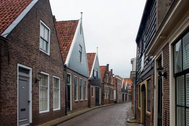 Edam 'daki tarihi, geleneksel ve tipik evlerin manzarası. Hollanda 'nın kuzeybatısındaki Kuzey Hollanda eyaletinde yarı sert peynirleriyle ünlü bir kasabadır..