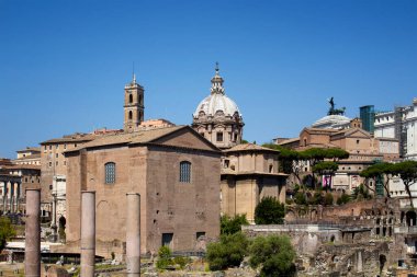 Curia Lulia 'nın manzarası. Antik Roma şehrindeki Senato Binası olarak da bilinir. MÖ 44 'te inşa edildi, Julius Caesar Faustus Cornelius Sulla' nın yeniden inşa edilmiş Cornelia 'sının yerine geçtiğinde..