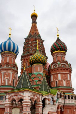 St. 'in alt manzarası Basil Katedrali. 16. yüzyılda çok renkli kubbeler şimdi bir kilise müzesi içeriyor..