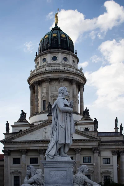 Vista Cerca Estatua Schiller Catedral Francesa Está Fondo Berlín — Foto de Stock