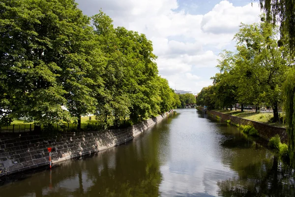 Drömmande Utsikt Över Floden Spree Berlin Träd Och Skuggor Skapar — Stockfoto