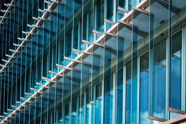 Vista Cerca Fachada Una Arquitectura Moderna Con Paneles Vidrio Azul — Foto de Stock