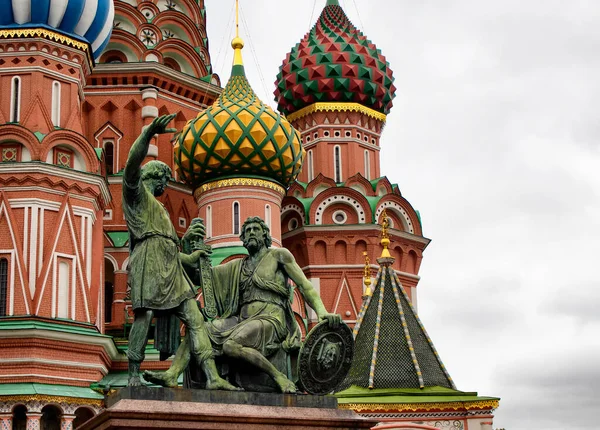 Vista Estatua Monumento Minin Pozharsky Frente Catedral Basilio Cúpulas Multicolores — Foto de Stock