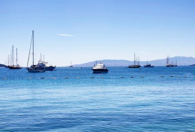 Bodrum şehir merkezinin önünde yelkenli tekneler. Güneşli bir yaz günü..