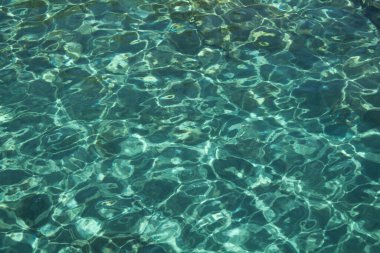 Bodrum şehrinde kum zeminli kristal berrak turkuaz su manzarasını kapat.