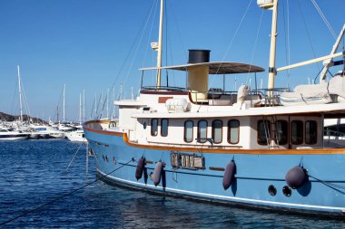 Bodrum 'daki yat limanında antika görünümlü bir yat..