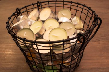 Metal çerçeve kasesinde çay ışıkları