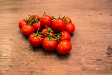 Tahta masadaki domatesler