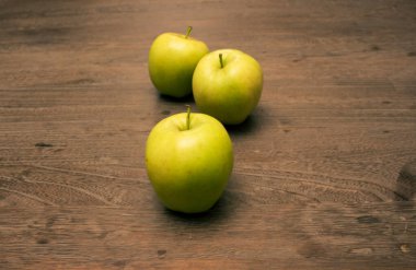 Tahta masada üç elma.